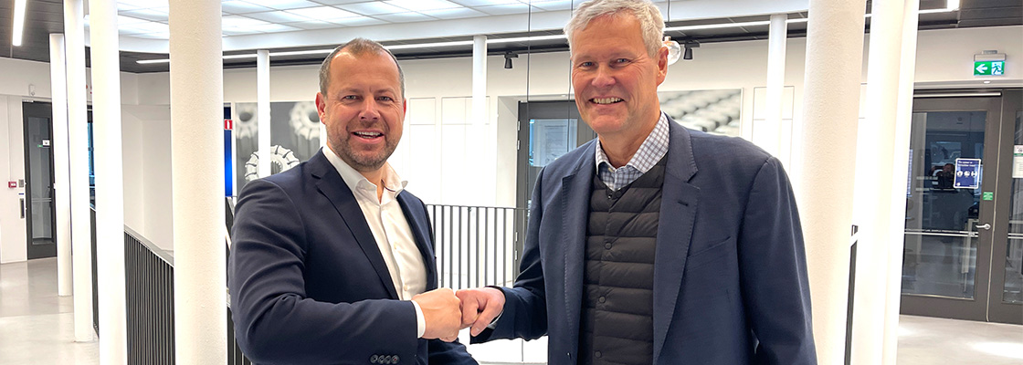 Floris Rouw at Piab, and Kennet Almqvist at Höganäs shake hand on partnership set to make Additive Manufacturing more sustainable and efficient