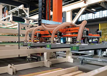 Manipulator med 4 Piabs Kenos® KVG120 gripdon som möjliggör hantering av ett lager av råvedsreglar.