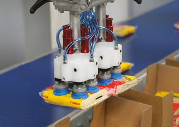 CAMA utiliza las ventosas piGRIP de Piab junto con los eyectores de vacío COAX para la manipulación de lonchas de queso envasadas en paquetes