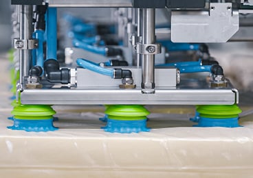 Las ventosas piGRIP® de Piab, con su labio blando diseñado especialmente para manipular bolsas y productos al vacío, se adaptan perfectamente a las propiedades de superficie de los distintos plásticos con que se envasa el queso.