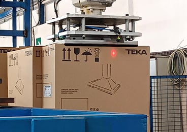 El cambio de una garra superior mecánica con ventosas a un plano aspirante de espuma Kenos® KVGL de Piab ha mejorado en un 35% el ciclo de funcionamiento del robot final de línea de la española Steelgran Componentes S.A. 