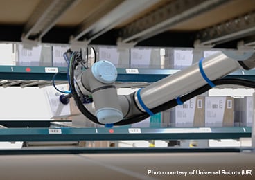 Solución de automatización flexible realizada con piCOBOT de Piab con UR para DCL