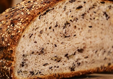 Automatización del esparcido de semillas en la producción de pan con piFLOWf de Piab
