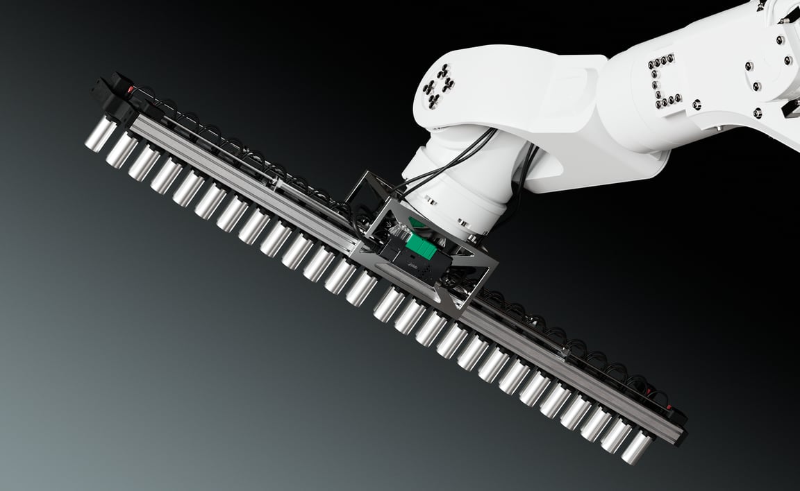 Bild som visar en robotgripare som håller många cylindriska batterimoduler