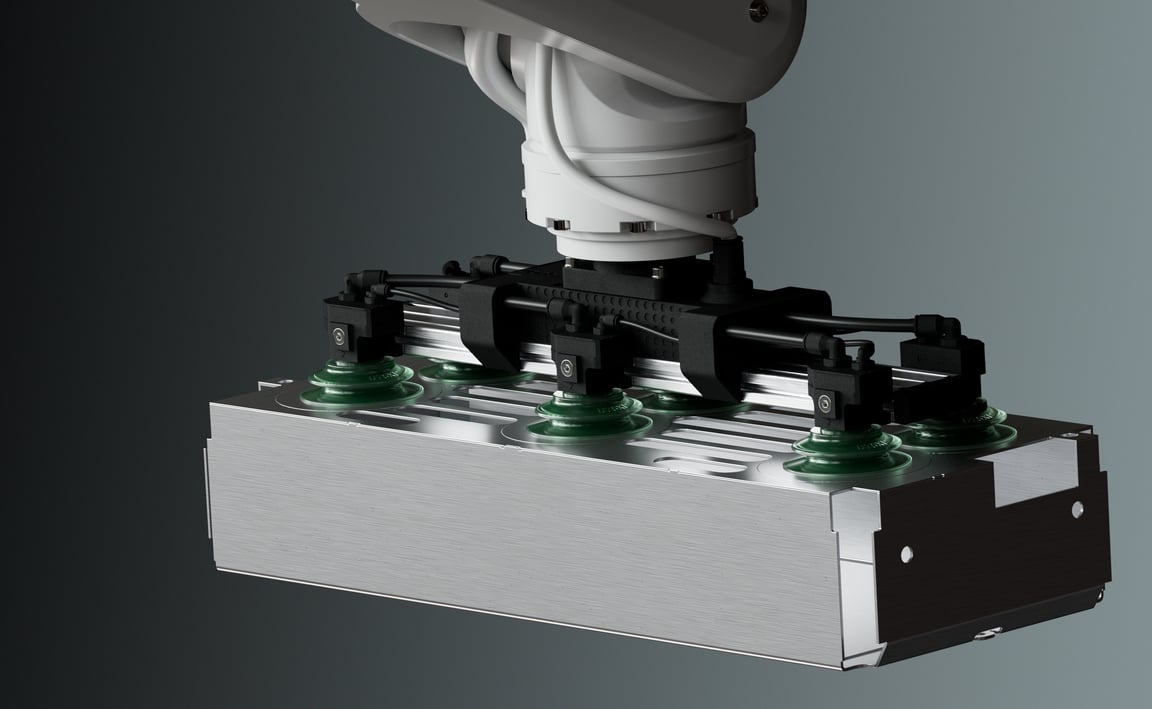Immagine che mostra un gripper robotico personalizzato che movimenta una parte di un pacco batteria