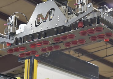 Las ventosas de silicona B75.20, resistentes al frío, y las potentes bombas de vacío SX12 de Piab, de alta calidad, permiten procesos de agarre impecables.