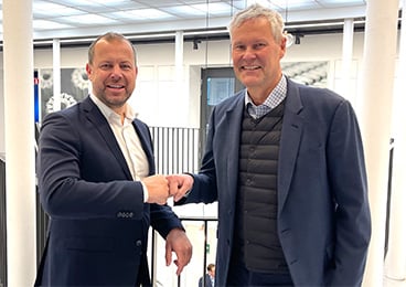 Floris Rouw, de Piab, y Kennet Almqvist, de Höganäs, celebran el acuerdo de colaboración para hacer los procesos de fabricación aditiva más sostenibles y eficientes