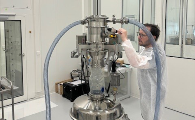 Ein Mitarbeiter führt den SMEPAC-Test am Piab piFLOW® Vakuum-Förderer durch