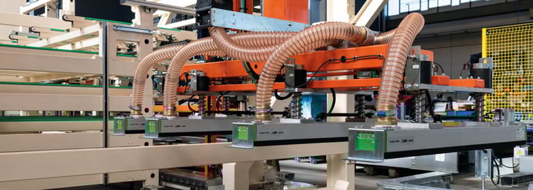 Flexible and efficient handling of raw wood runners in a strapping system.
