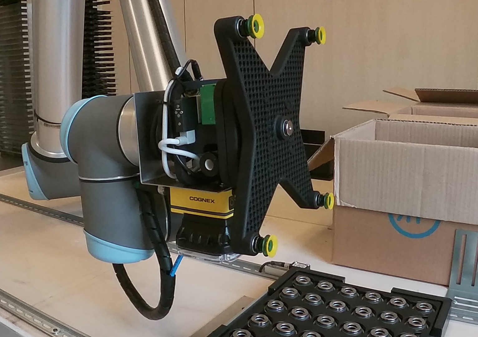 Sonderanfertigung des Kenos® KCS-Greifers von PIAB, von Umbra Control auf dem UR10-Cobot installiert.