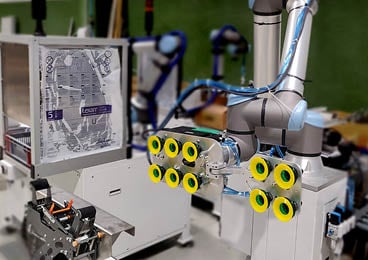 Der Kartonaufrichter mit den B52XP-Saugnäpfen von Piab bei Cob-Solution