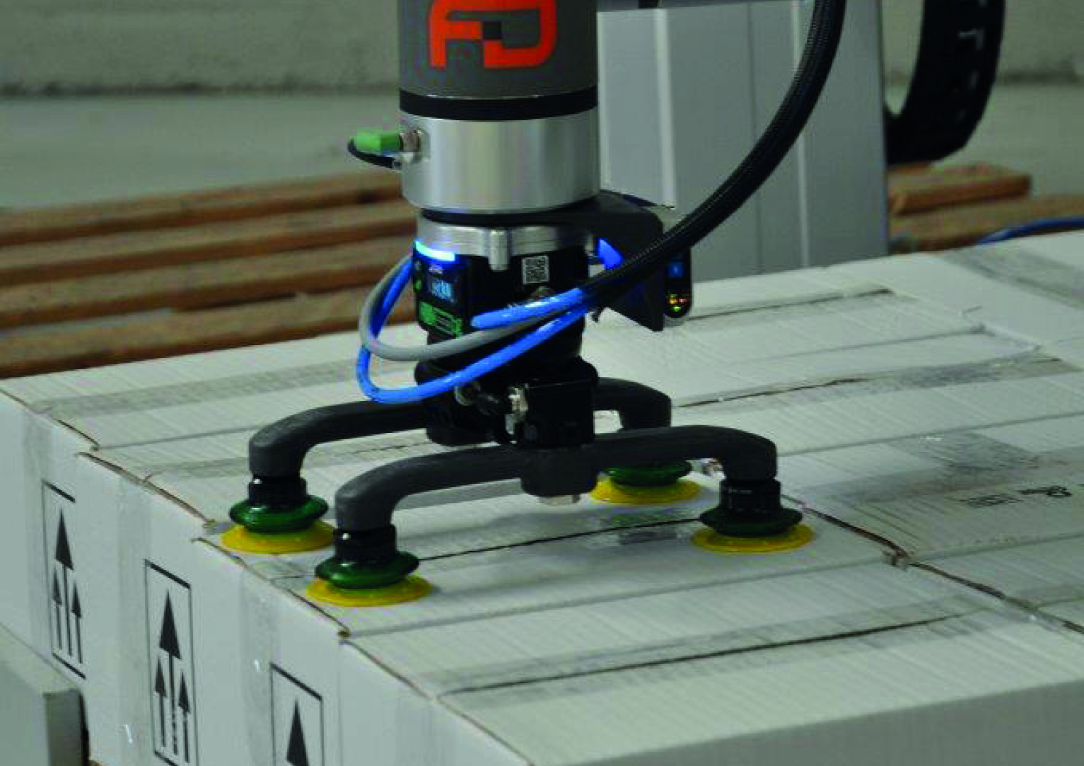 Kosmetikprodukte sicher und flexibel handhaben mit dem piCOBOT-Vakuumgreifer von Piab