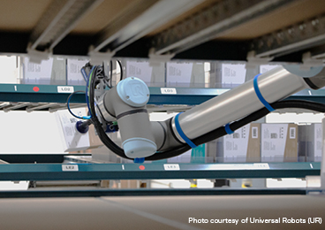 Flexible Automatisierungslösung realisiert mit Piabs piCOBOT bei UR für DCL