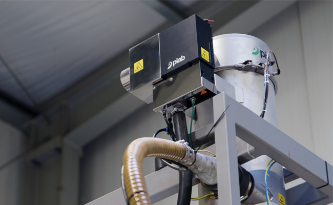piFLOW®f feeding a coffee capsule filling machine